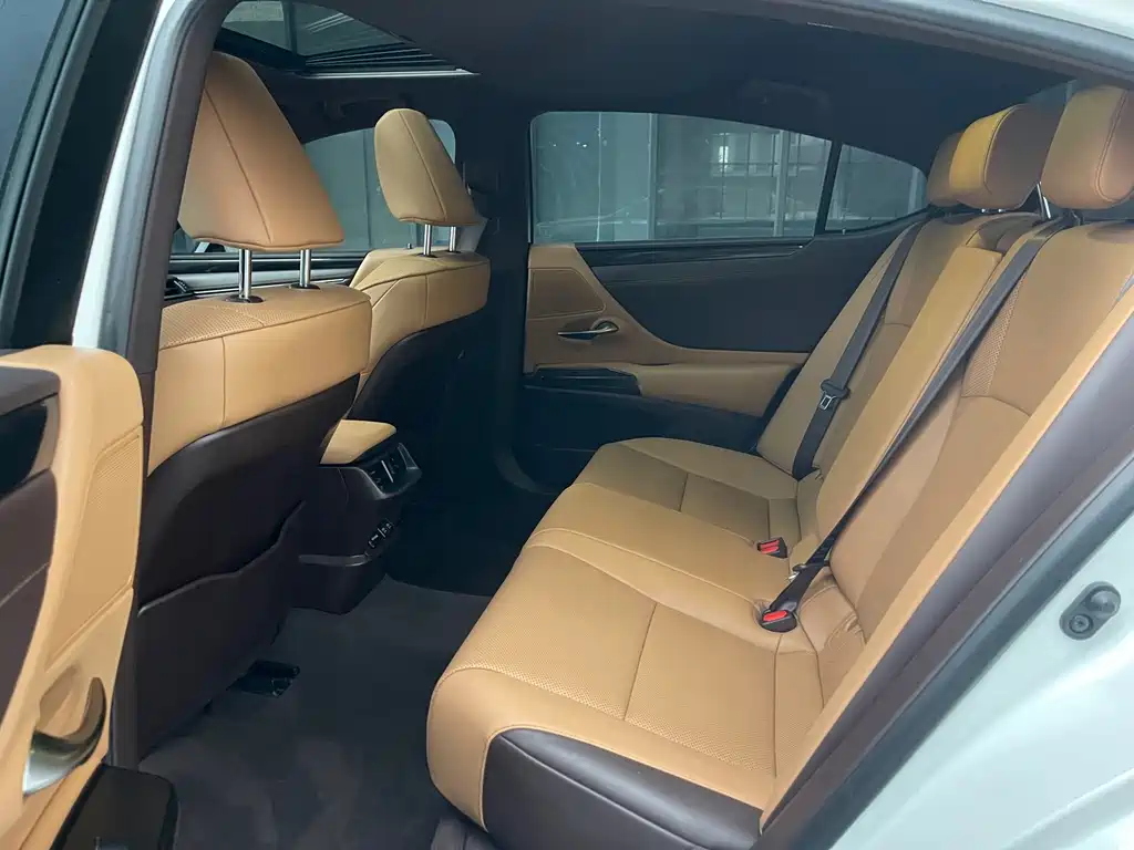 Lexus ES 2020 — фото 11