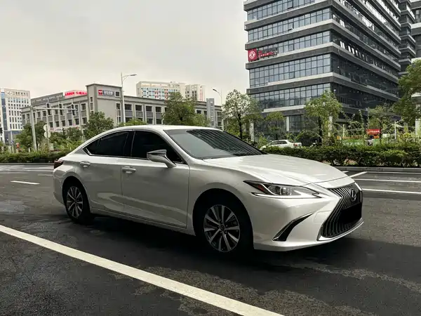 Lexus ES 2020