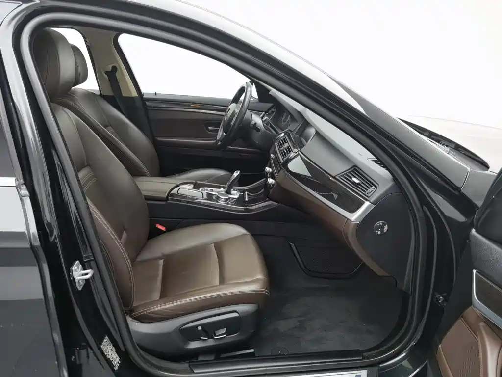 BMW 5 Series 2015 — фото 23