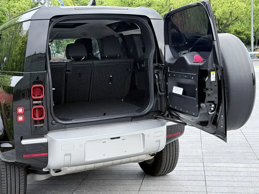 Land Rover Defender 2024 — фото 26