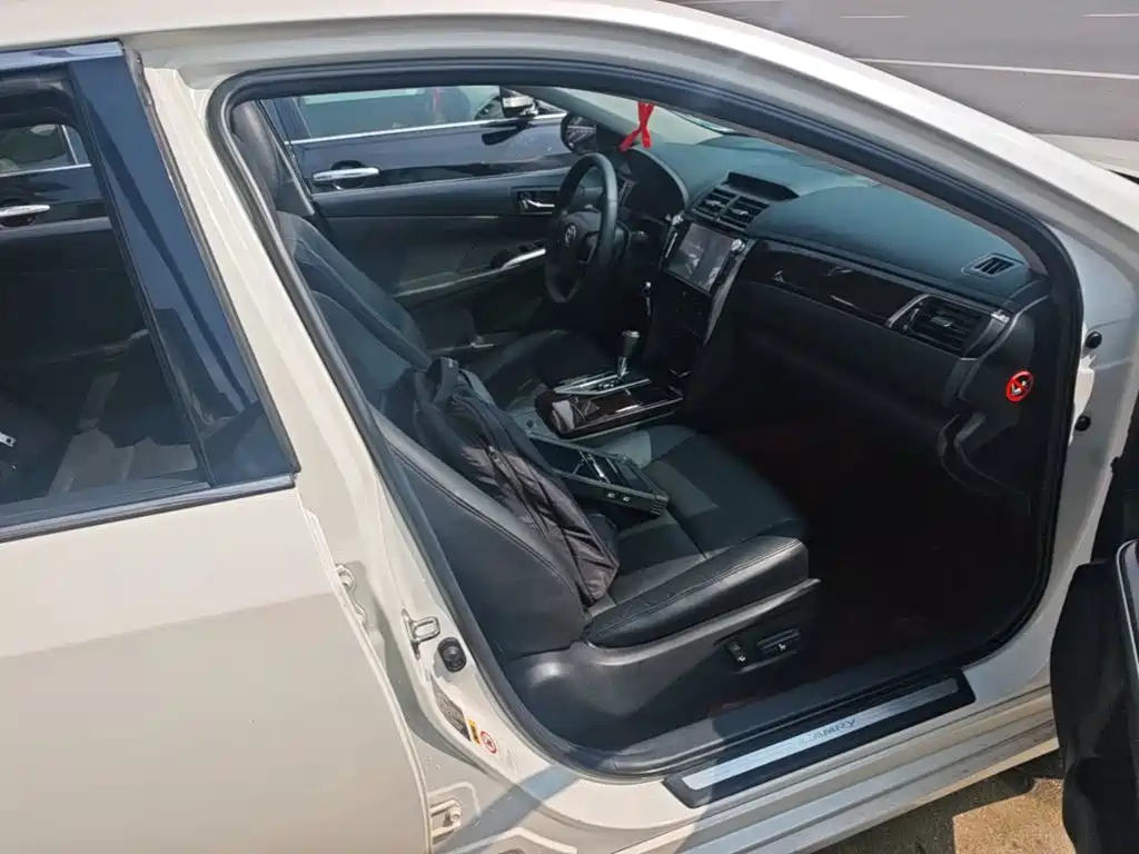 Toyota Camry 2015 — фото 25