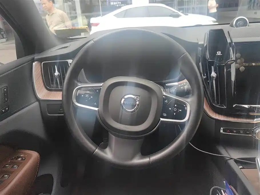 Volvo XC60 2023 — фото 15