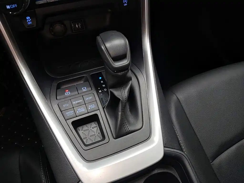 Toyota RAV4 2021 — фото 14