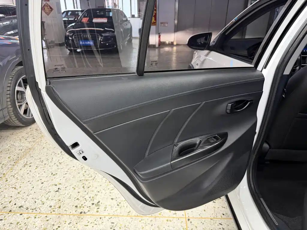 Toyota Yaris L 2022 — фото 14