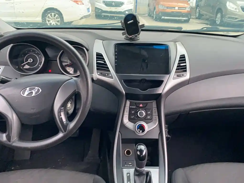 Hyundai Elantra 2017 — фото 14