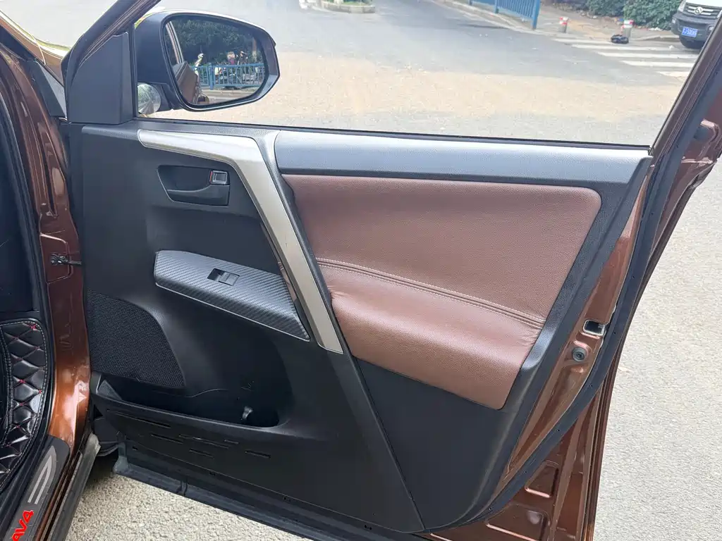 Toyota RAV4 2015 — фото 10