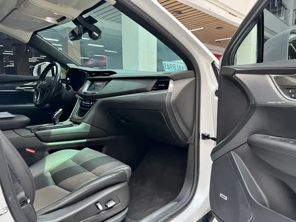 Cadillac XT5 2017 — фото 16