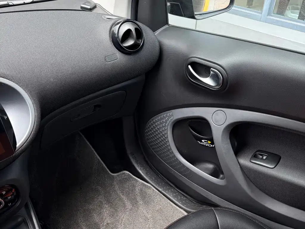 smart Fortwo 2017 — фото 16