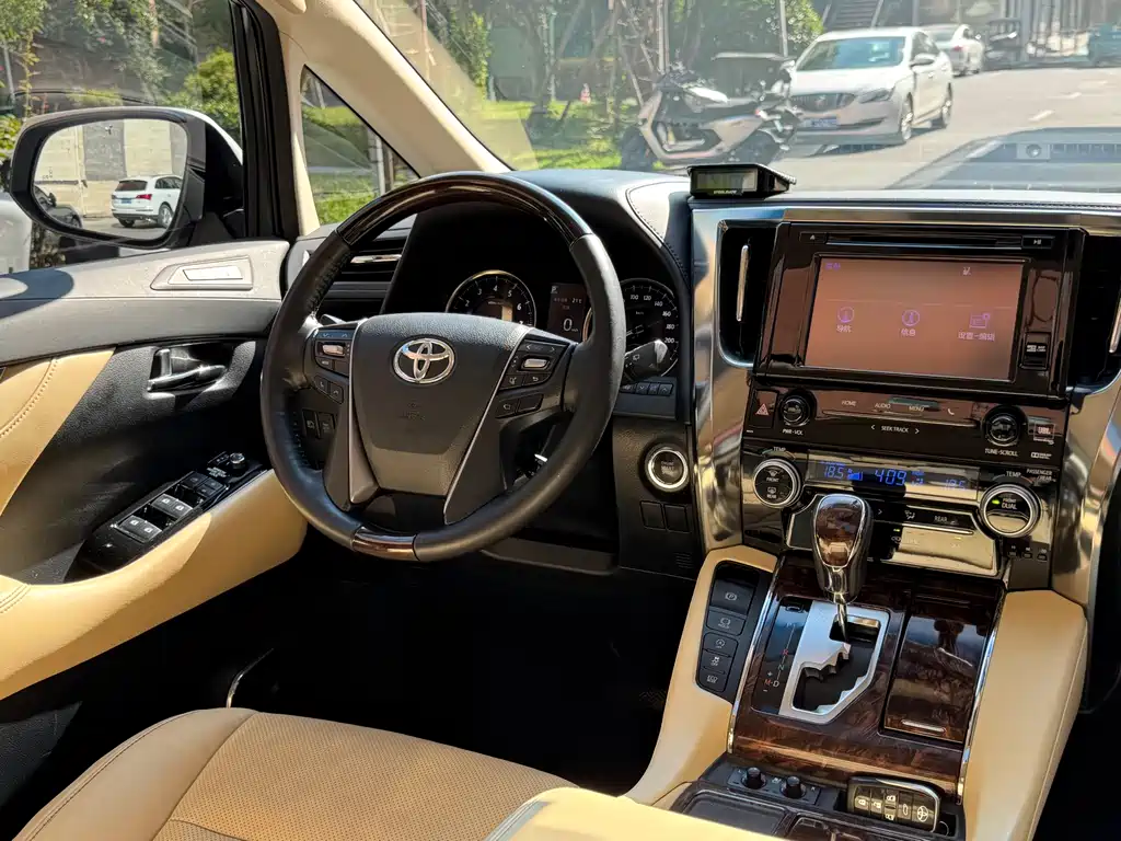 Toyota Alphard 2019 — фото 17