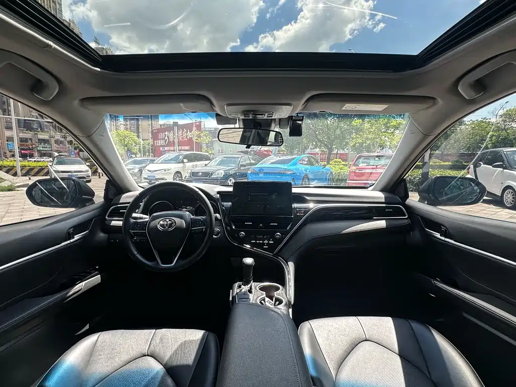 Toyota Camry 2023 — фото 17