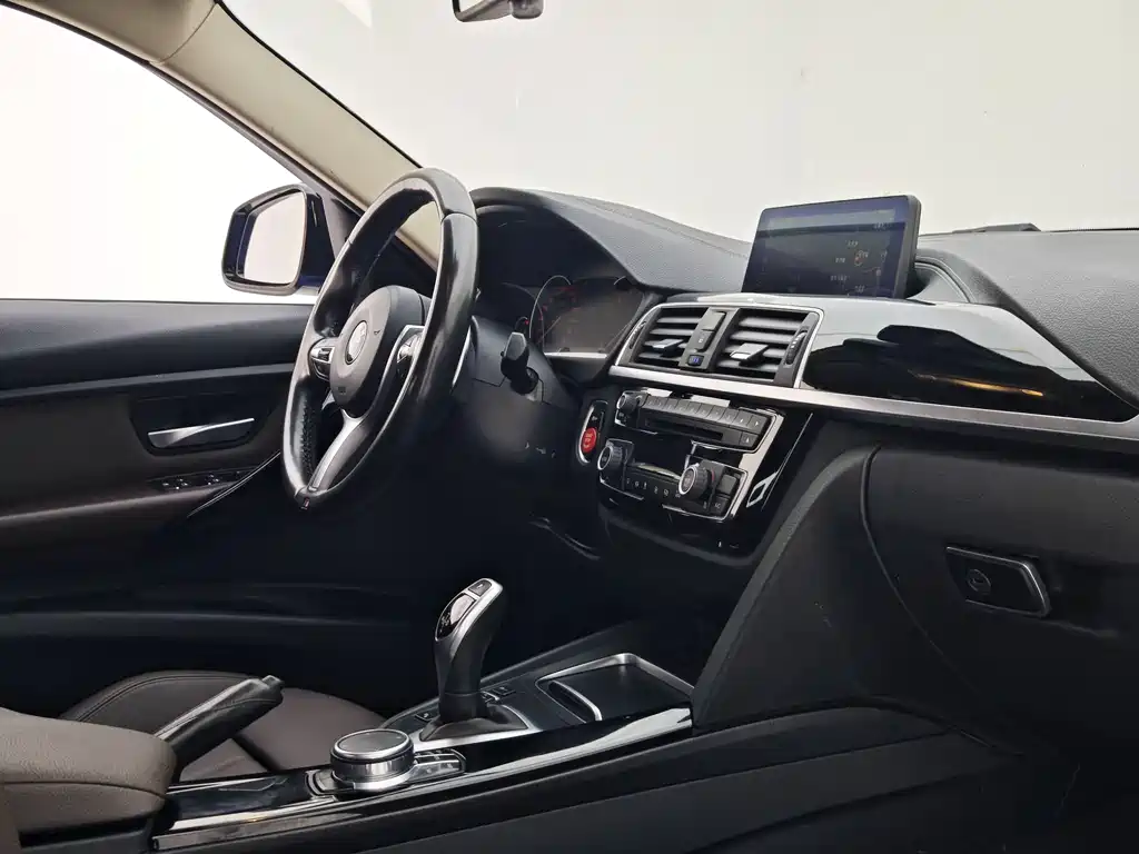 BMW 3 Series 2018 — фото 23