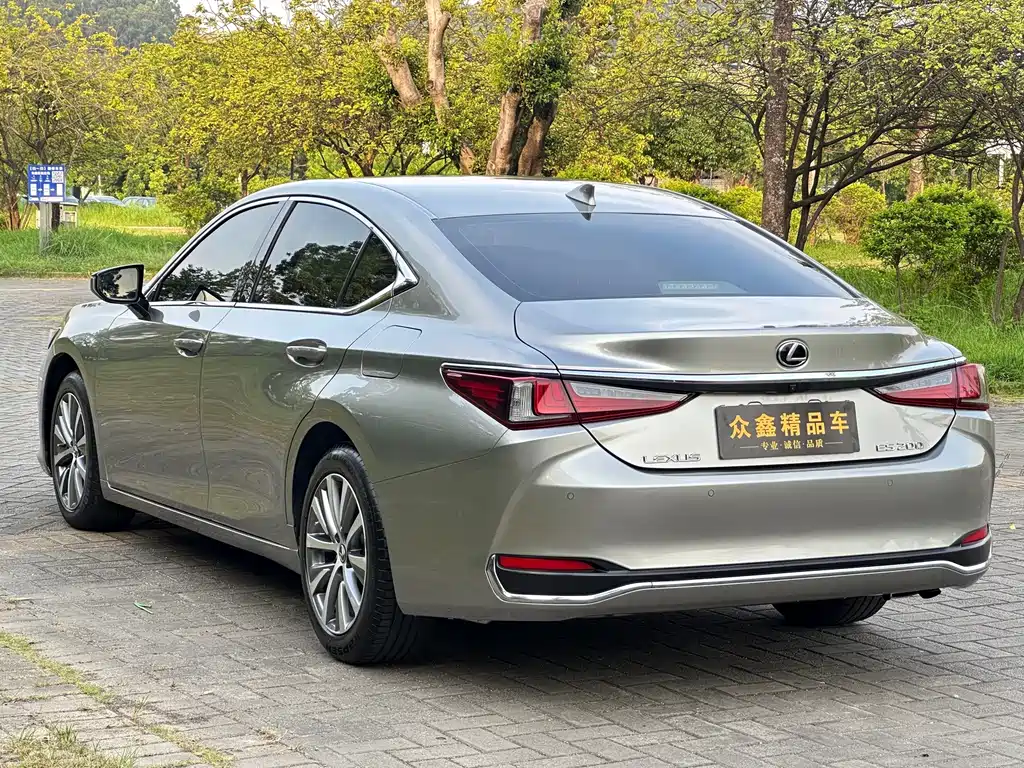 Lexus ES 2020 — фото 13