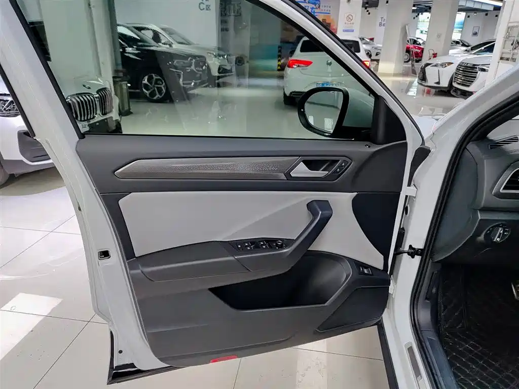 Volkswagen T-Roc 2024