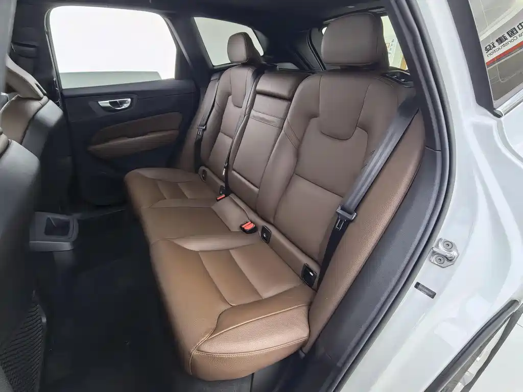 Volvo XC60 2021 — фото 11