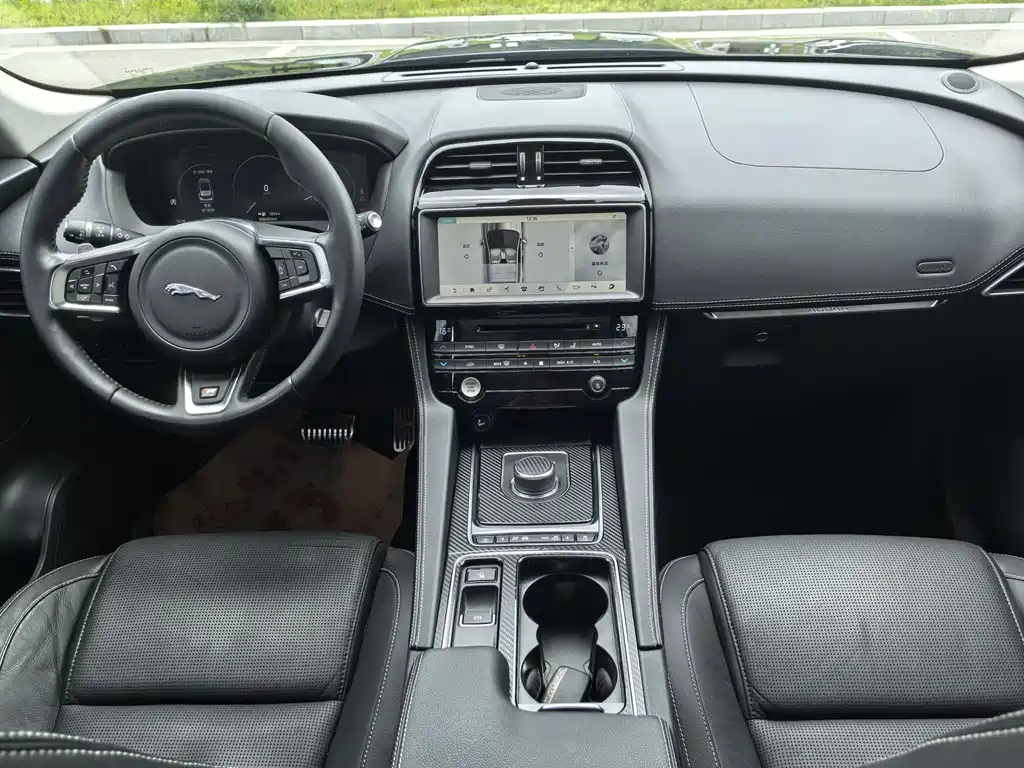 Jaguar F-PACE 2018 — фото 11
