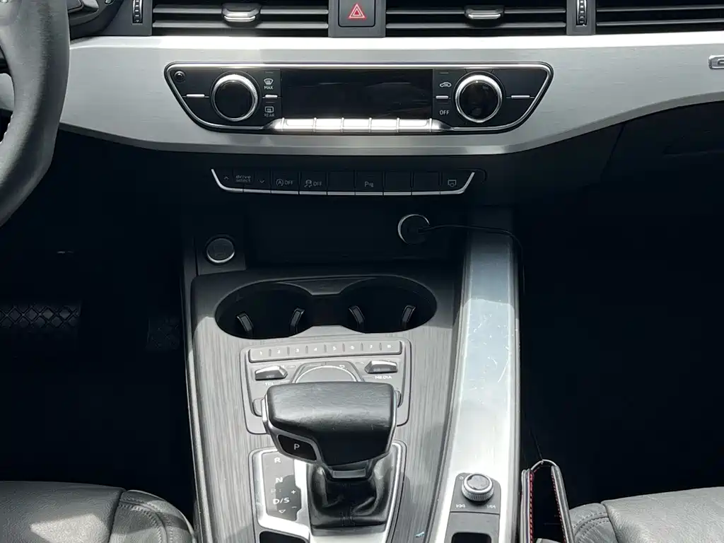 Audi A4L 2018 — фото 11