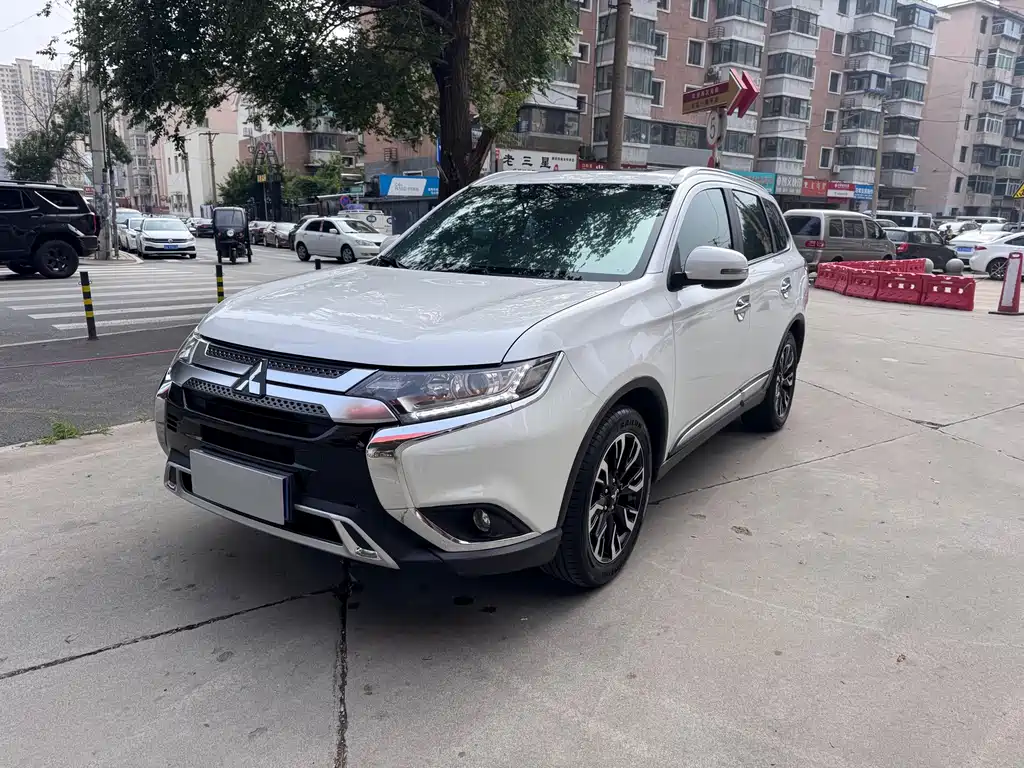 Mitsubishi Outlander 2020 — фото 1
