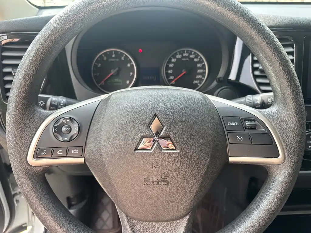 Mitsubishi Outlander 2023 — фото 13
