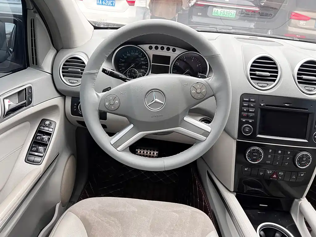 Mercedes-Benz M-Class 2010 — фото 13