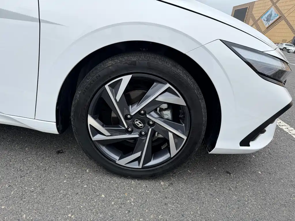 Hyundai Elantra 2023 — фото 12