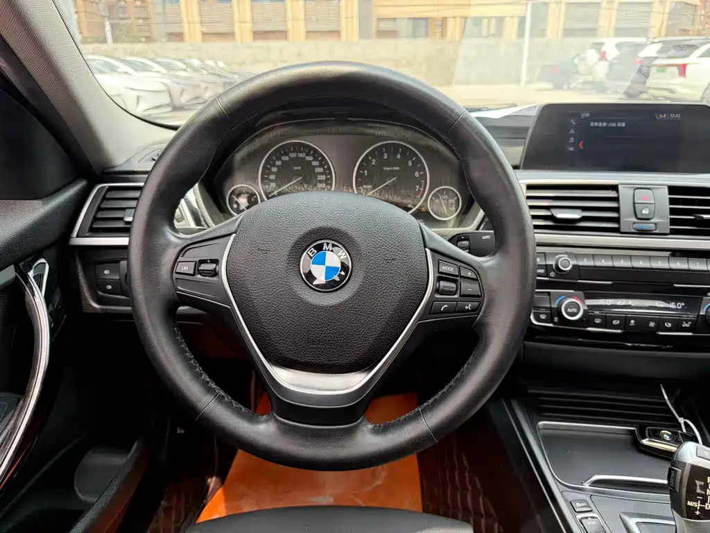 BMW 3 Series 2018 — фото 11