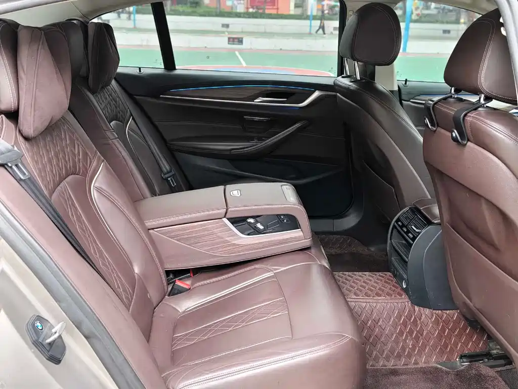 BMW 5 Series 2018 — фото 13