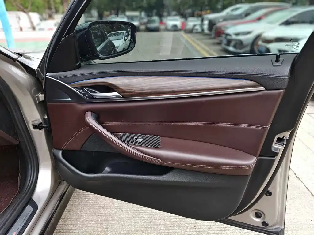 BMW 5 Series 2018 — фото 16