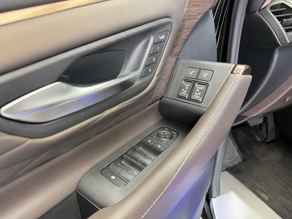 Toyota Alphard 2023 — фото 20