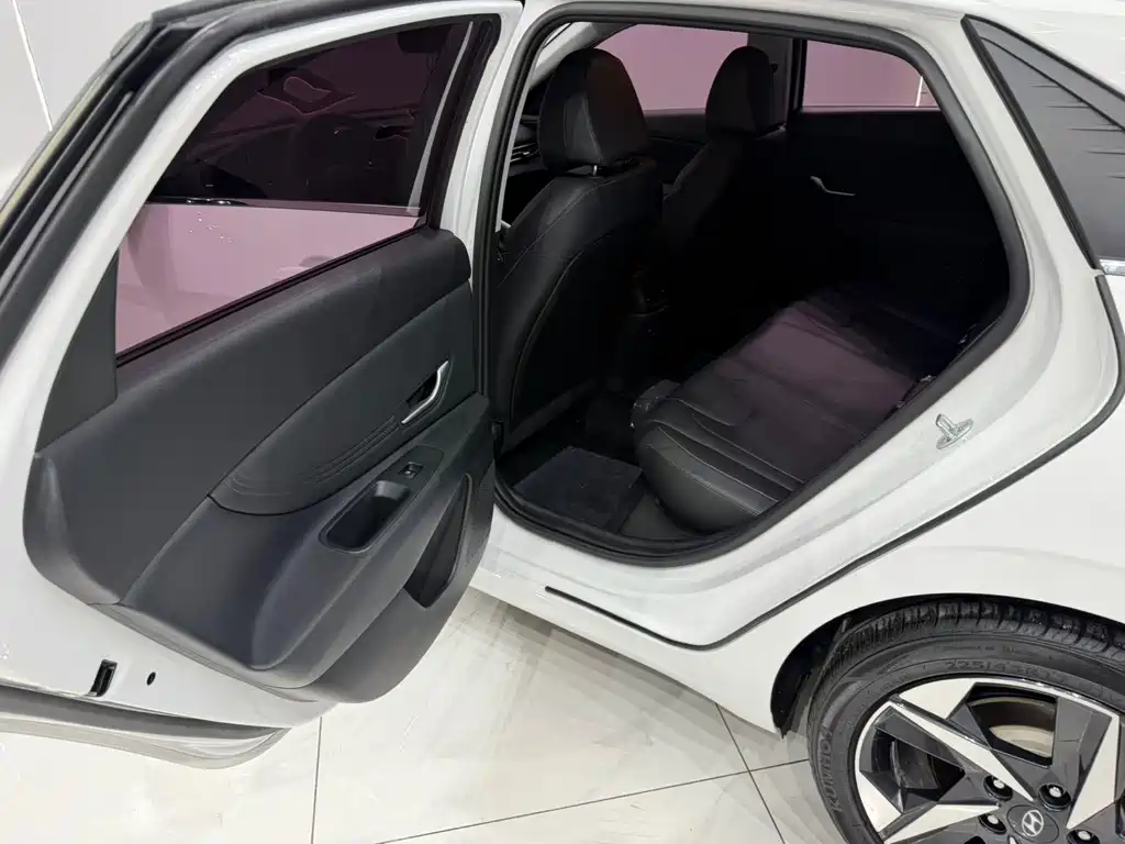 Hyundai Elantra 2023 — фото 16