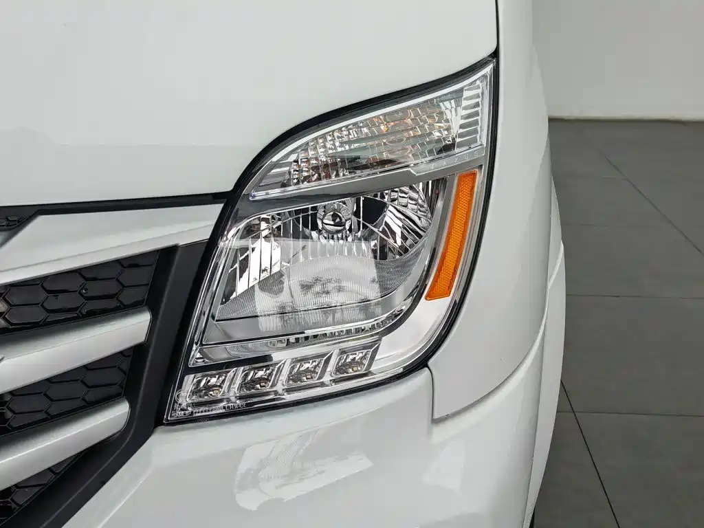 Maxus V80 2025
