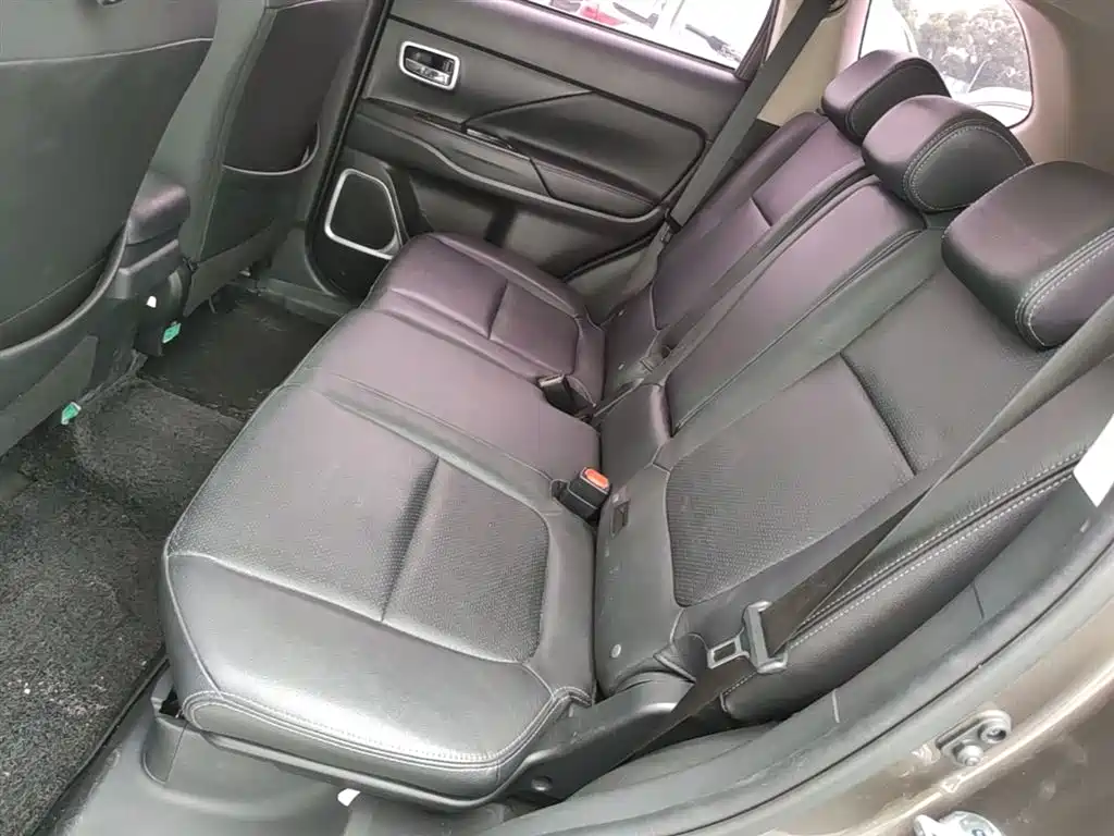 Mitsubishi Outlander 2018 — фото 17