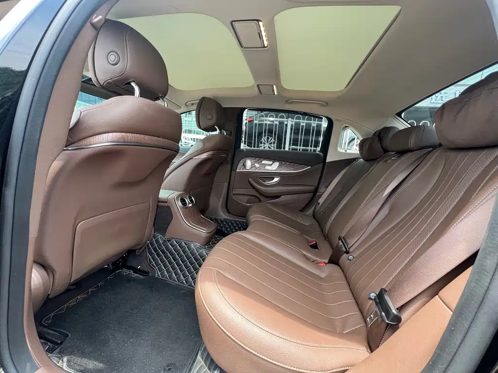 Mercedes-Benz E-Class 2022 — фото 10