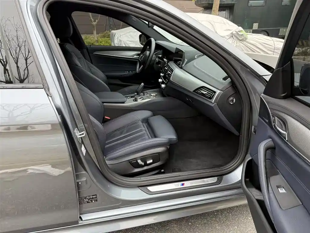BMW 5 Series 2019 — фото 17