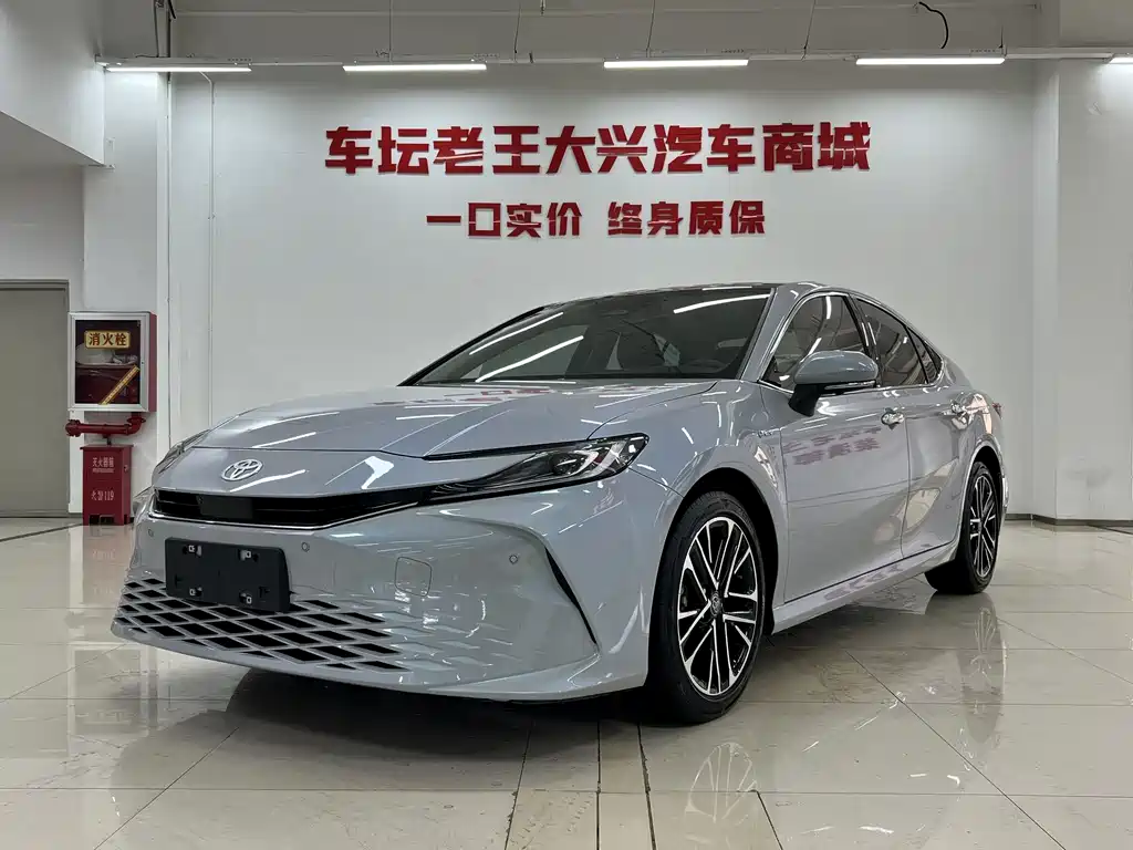 Toyota Camry 2024 — фото 1