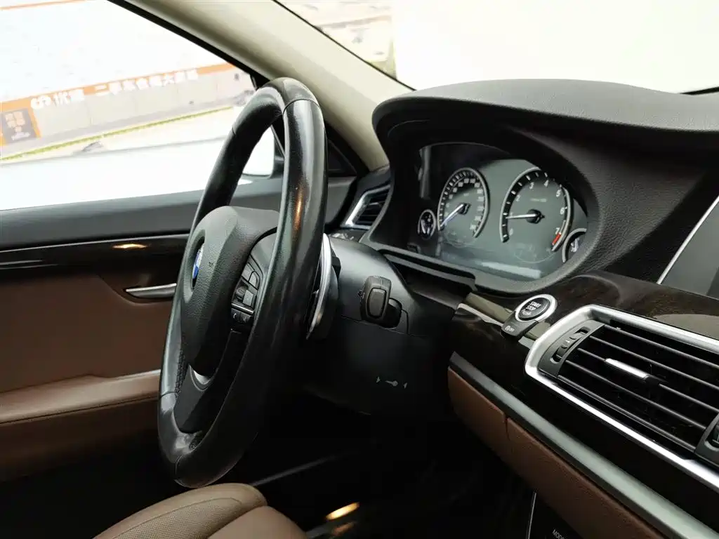 BMW 5 Series GT 2016 — фото 22
