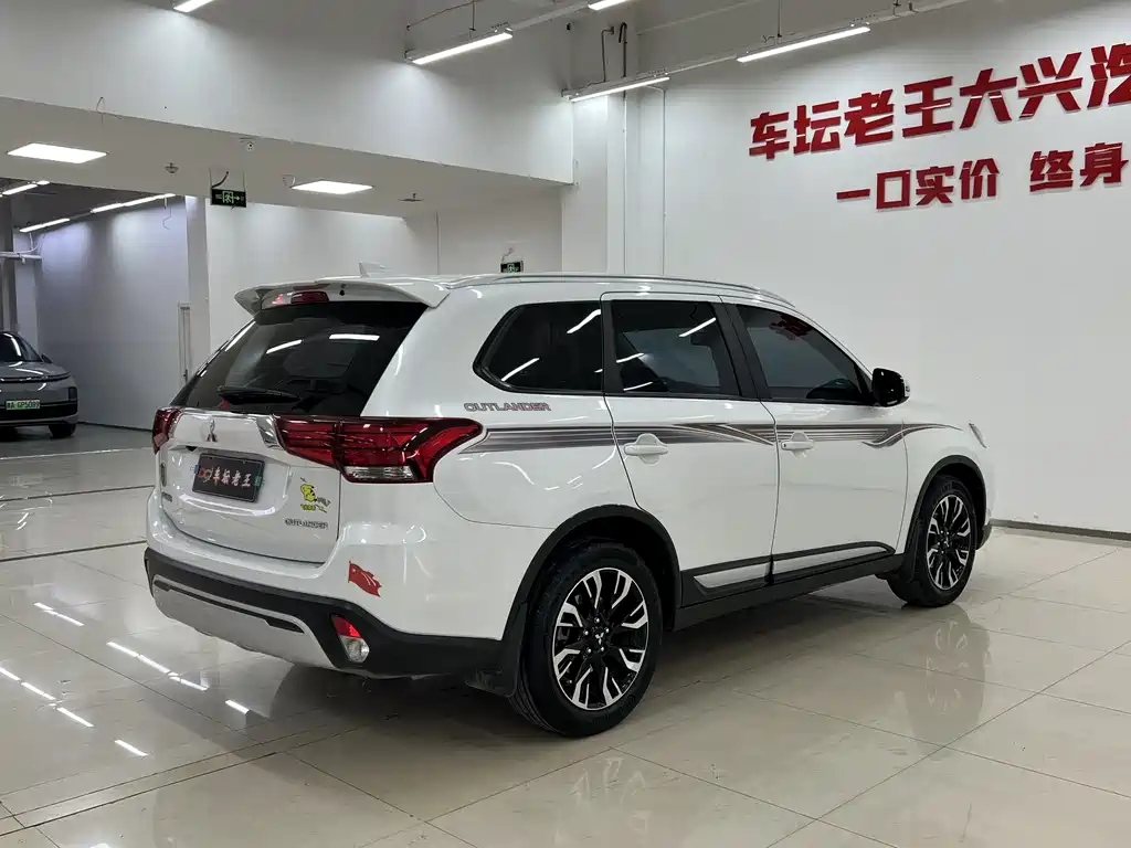 Mitsubishi Outlander 2020 — фото 4