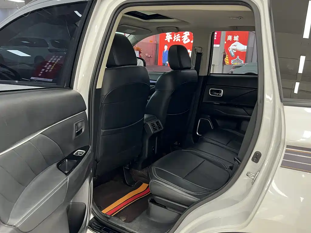 Mitsubishi Outlander 2020 — фото 16