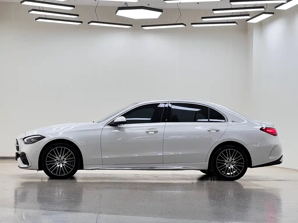 Mercedes-Benz C-Class 2025 — фото 4