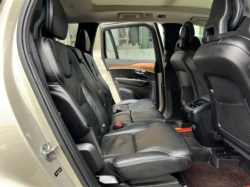 Volvo XC90 2018 — фото 14