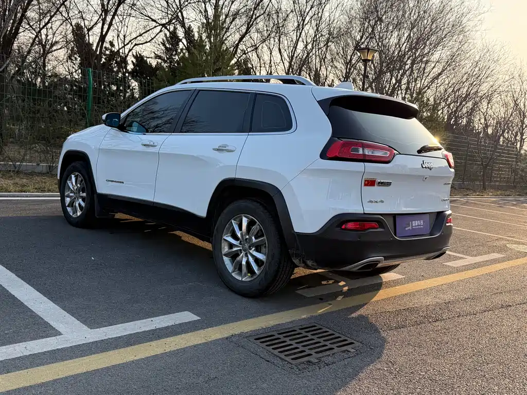 Jeep Cherokee 2016 — фото 11