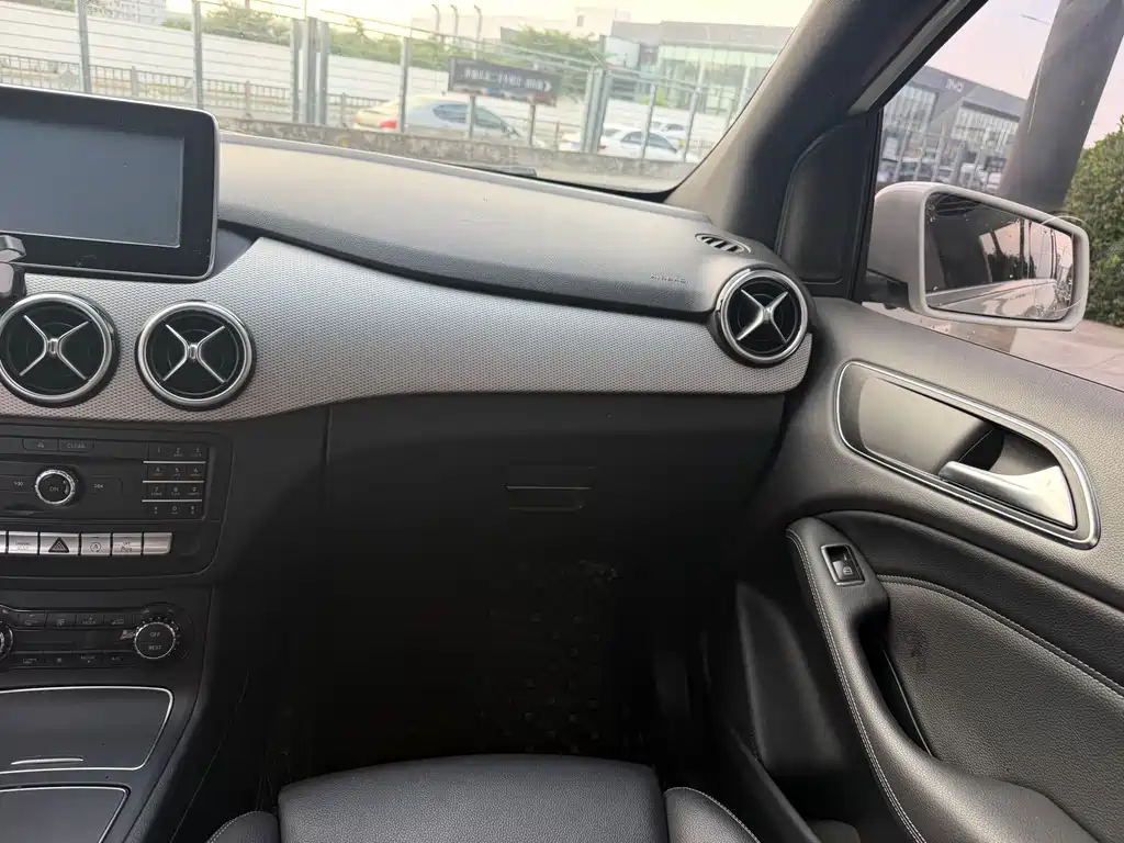 Mercedes-Benz B-Class 2016 — фото 25