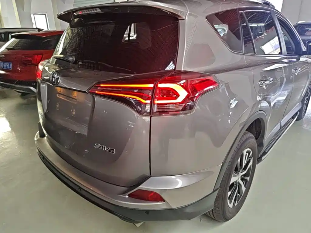Toyota RAV4 2019 — фото 8
