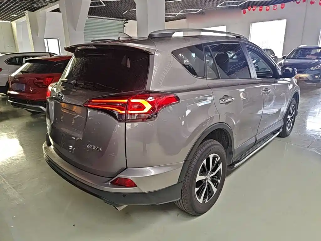 Toyota RAV4 2019 — фото 7