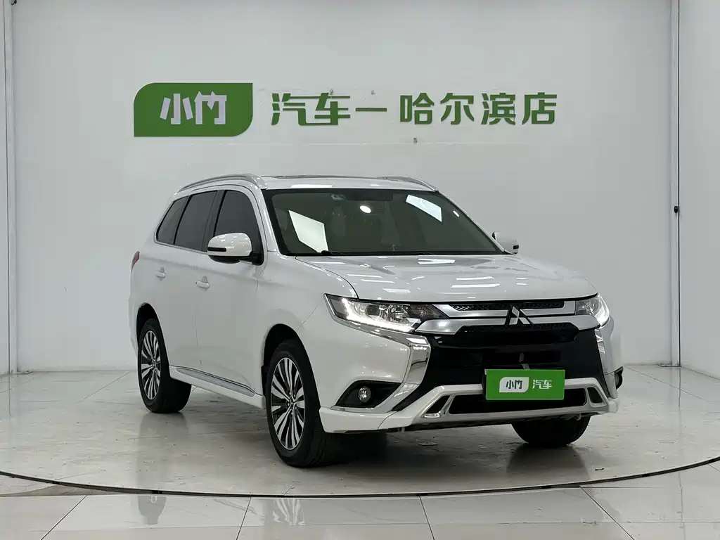 Mitsubishi Outlander 2022 — фото 3
