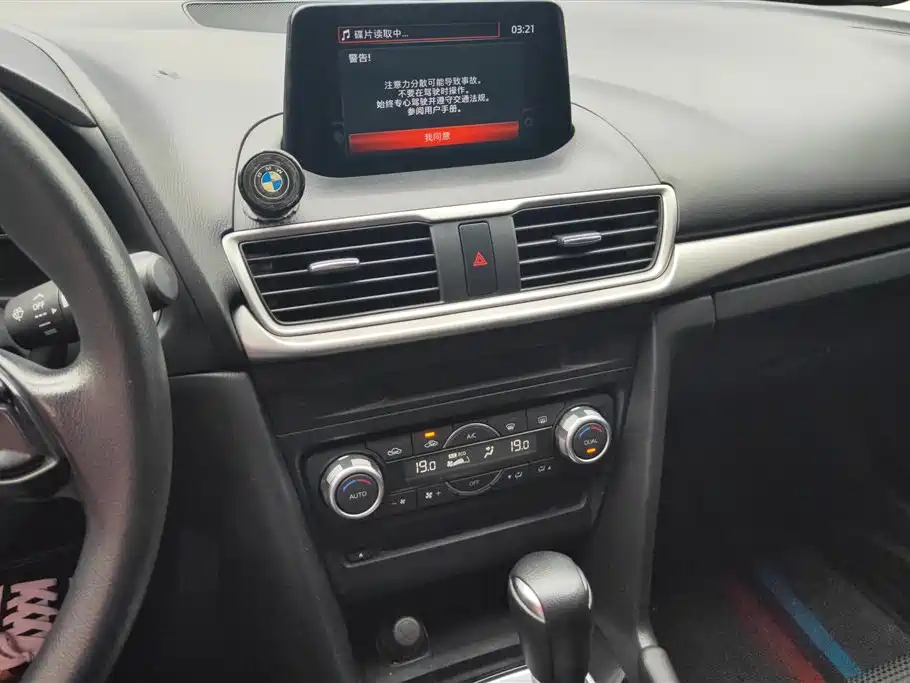 Mazda 3 Axela 2019 — фото 13