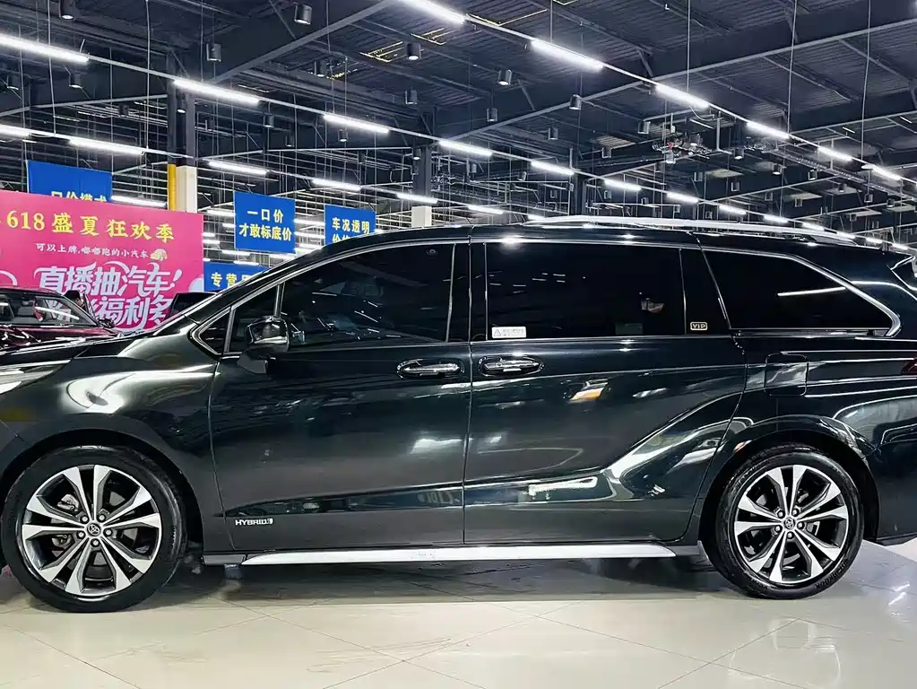 Toyota Granvia 2023 — фото 14