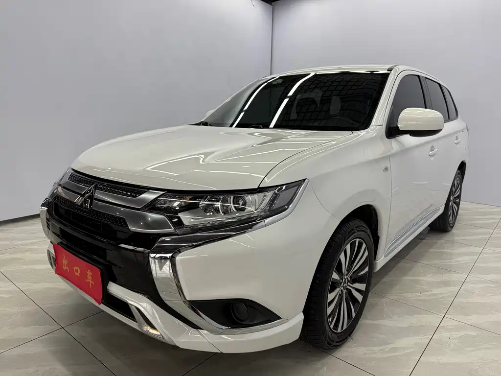 Mitsubishi Outlander 2022 — фото 1