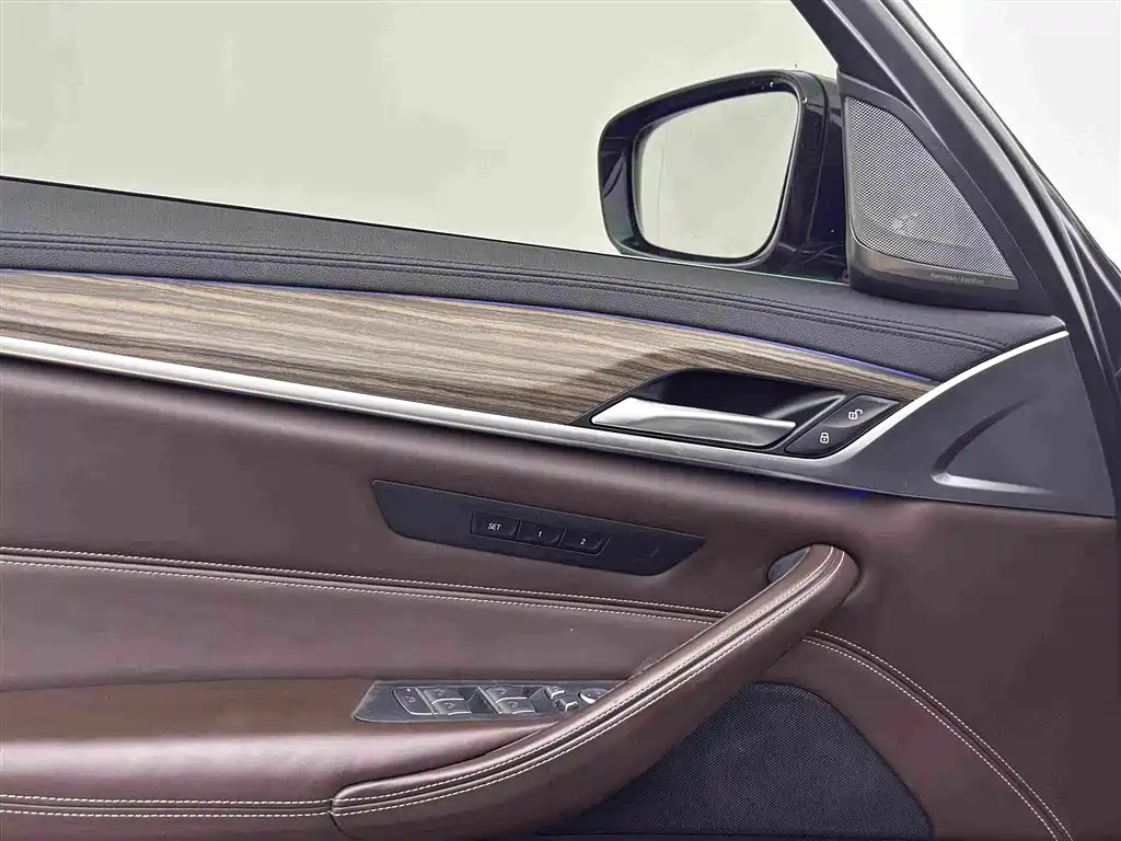 BMW 5 Series New Energy 2019 — фото 14