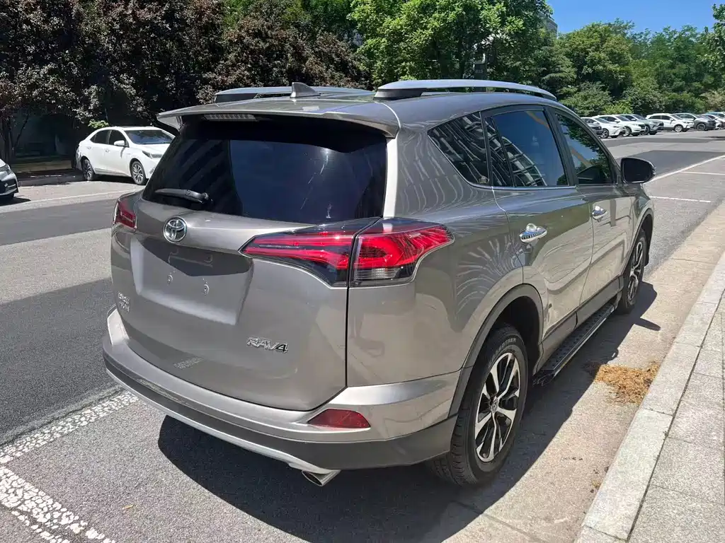 Toyota RAV4 2019 — фото 3