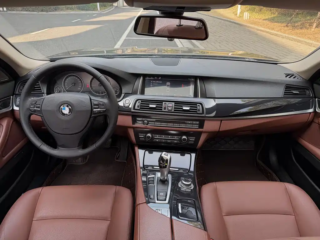 BMW 5 Series 2015 — фото 13